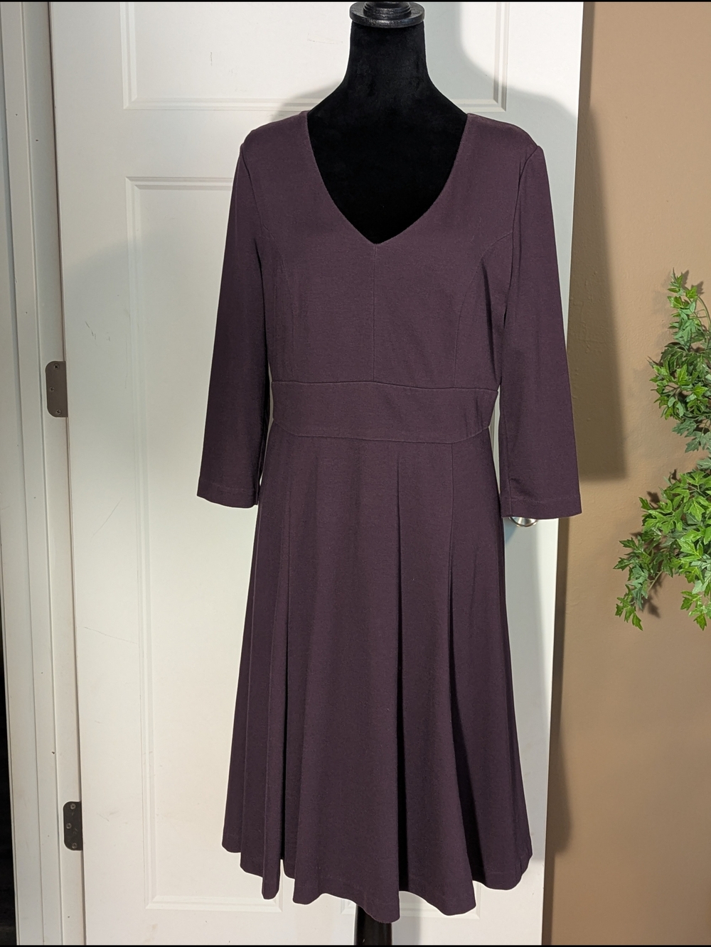 Boden Plum V-Neck Midi Dress. Size 8R. Fall Color.
